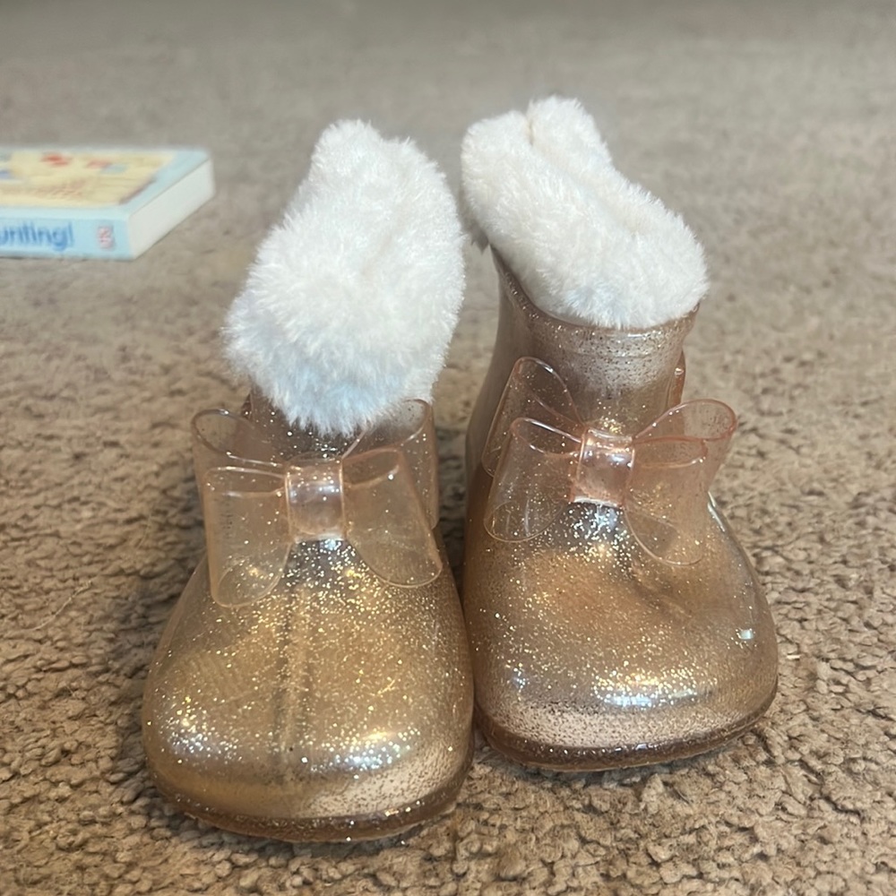 Glitter gold rain boot with removable fur lining size 3